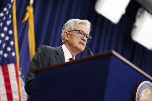 Powell va ancora contro Donald: «Tassi fermi, debito insostenibile»