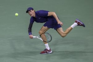 Sinner incerottato vola in semifinale. Lo attende Djokovic