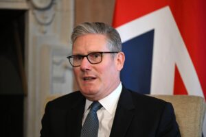Starmer fa l’ultrà della remigrazione. «I clandestini tornano in Francia»