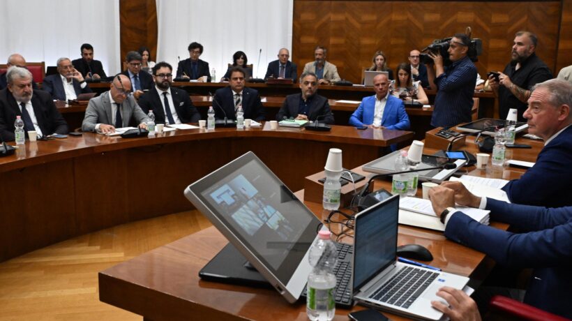 Sono tutti contenti per non aver deciso niente sull’Ilva. Si vedranno ancora