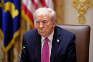 Trump fa l’offeso con la base Maga ma chiede di rilasciare i file di Epstein