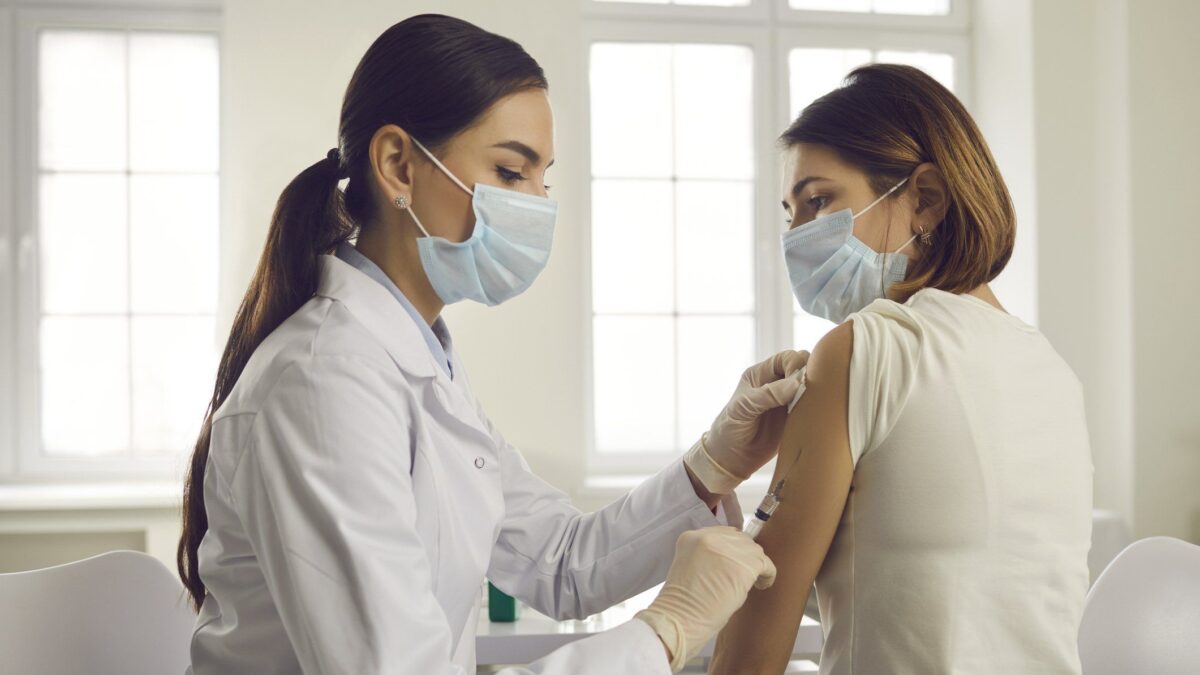 Aifa si ostina a difendere i vaccini con numeri parziali e fuorvianti
