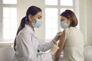 Aifa si ostina a difendere i vaccini con numeri parziali e fuorvianti