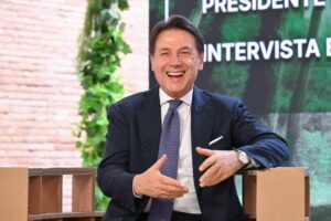 Il caimano Conte vuol papparsi i dem e tornare alla guida di Palazzo Chigi