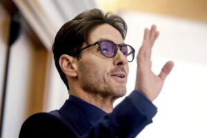 Merz ha dato Mediaworld ai cinesi. Adesso niente scherzi su Mediaset