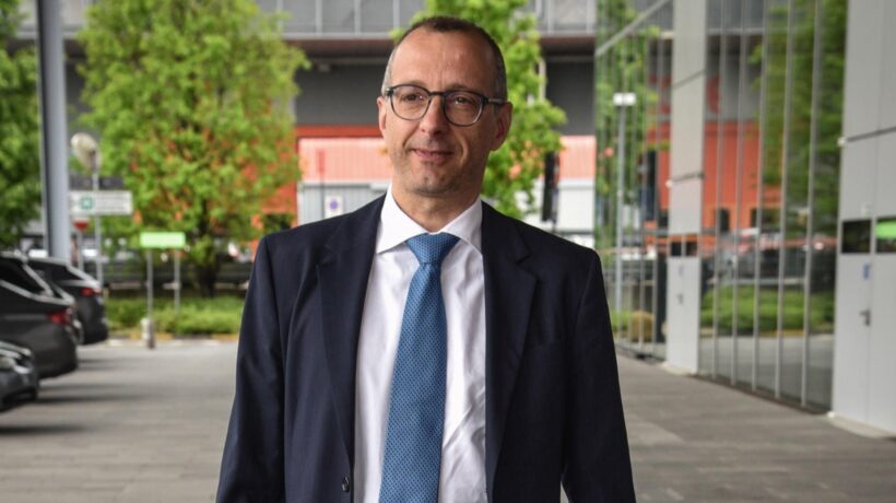 Dazi, uffici, legali: Ricci in affanno gioca a fare il piccolo economista