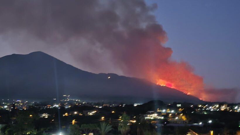 Colture in fumo sul Vesuvio. L’Etna erutta, voli a rischio