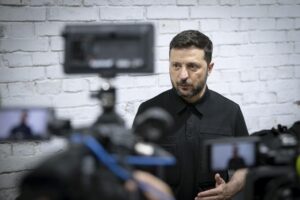 Zelensky ritorna attore: «In Alaska vertice inutile». Ma Kiev apre alla resa