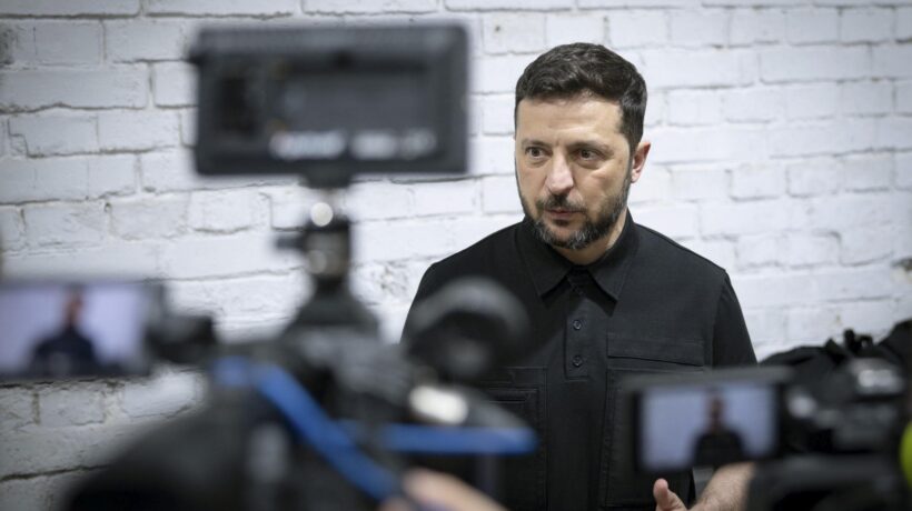 Zelensky ritorna attore: «In Alaska vertice inutile». Ma Kiev apre alla resa