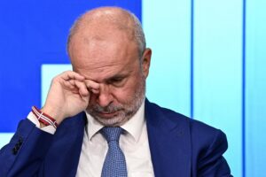 Schillaci è rimasto solo e ora valuta di dimettersi, ma il Colle lo ferma
