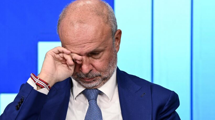 Schillaci è rimasto solo e ora valuta di dimettersi, ma il Colle lo ferma