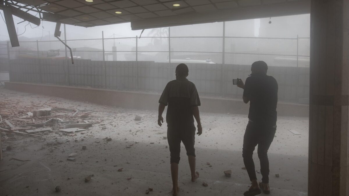 Gaza, missile di Israele sull’ospedale: morti 5 reporter. Vaticano sconvolto