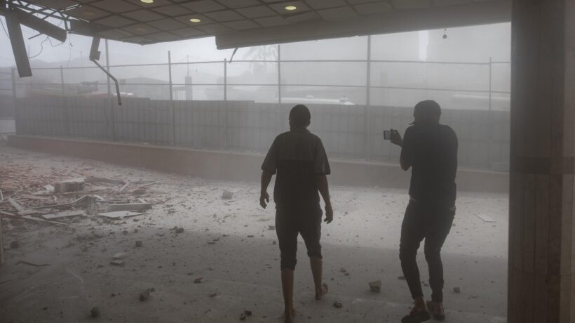 Gaza, missile di Israele sull’ospedale: morti 5 reporter. Vaticano sconvolto