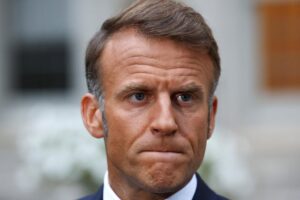 Macché insulti. Macron, se  vuole, prenda il bus e vada lui  a Kiev
