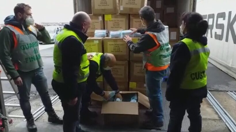 Dogane denunciate per le maschere: «Epidemia dolosa e depistaggio»