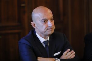 Il membro del Cts: «In pandemia colleghi più in tv che al lavoro»