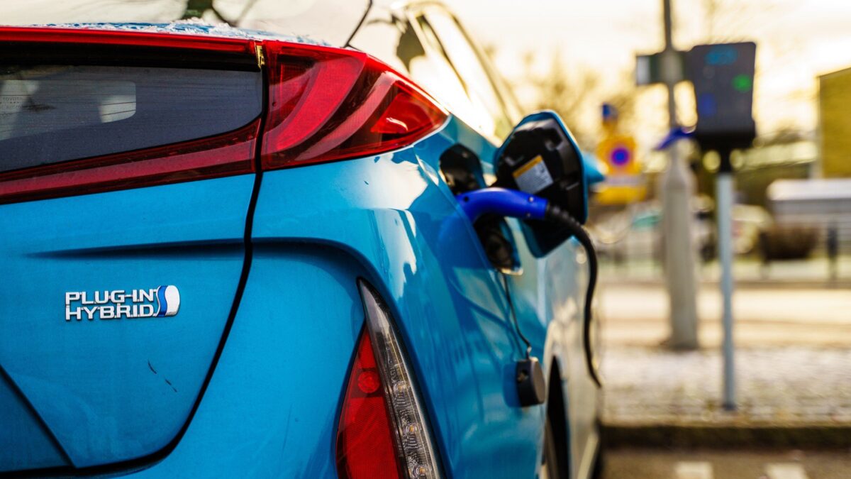 Automobili ibride, l’inganno dell’efficienza