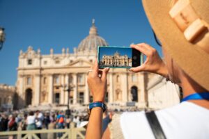 Prima sono troppi, poi troppo pochi. Sui turisti stanno dando i numeri