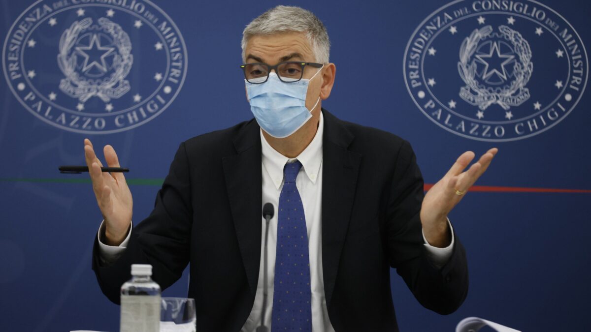 Gli esperti litigano sui vaccini poi scaricano su di noi. «C’è il consenso informato…»