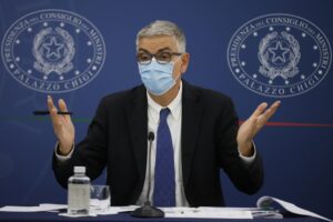 Gli esperti litigano sui vaccini poi scaricano su di noi. «C’è il consenso informato…»