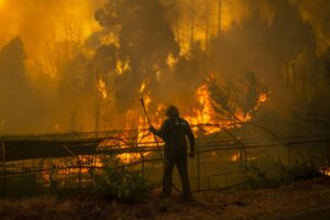 Spagna a fuoco, Sánchez fa fumo: «L’emergenza climatica accelera»