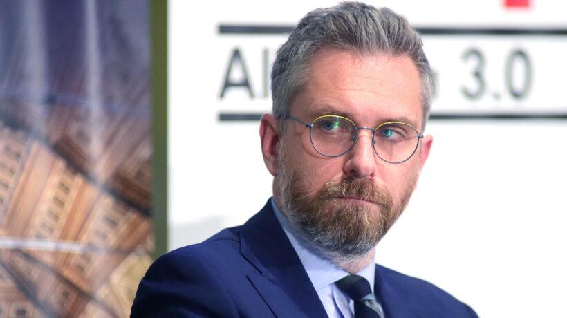 Il sindaco di Bologna regala pipette di crack ai drogati