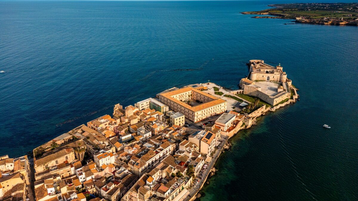 Vacanze in Sicilia: immersioni barocche e tuffi nel mare blu da Ortigia verso Sud