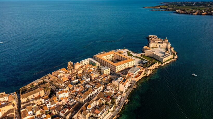 Vacanze in Sicilia: immersioni barocche e tuffi nel mare blu da Ortigia verso Sud