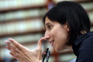 La Schlein lo difende, M5s scopre «la scienza»