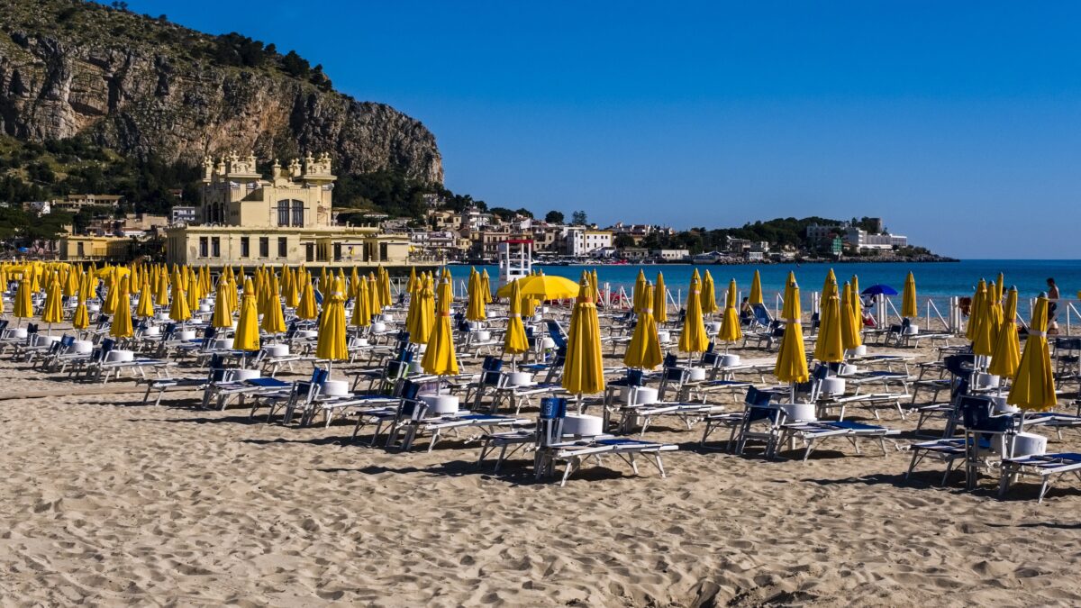 La favola delle «spiagge deserte» serve a farci digerire la Bolkestein