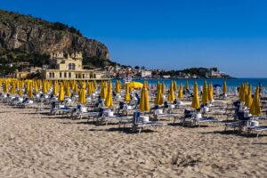 La favola delle «spiagge deserte» serve a farci digerire la Bolkestein