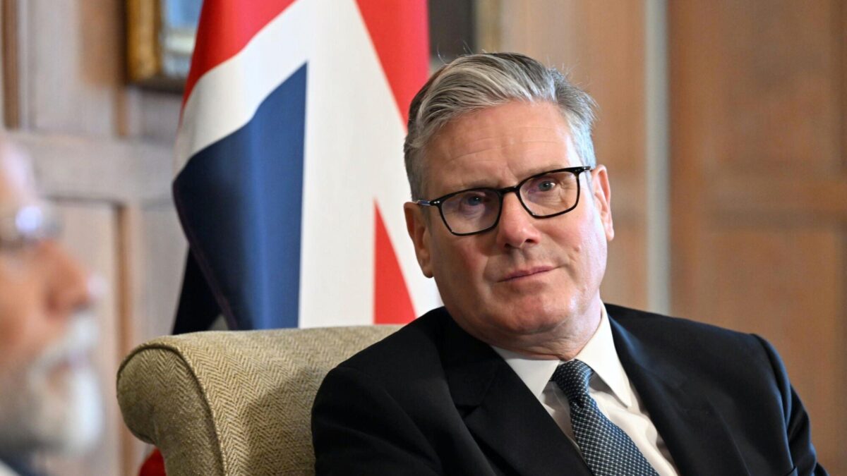Starmer pago: primi migranti in cella