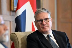Starmer pago: primi migranti in cella