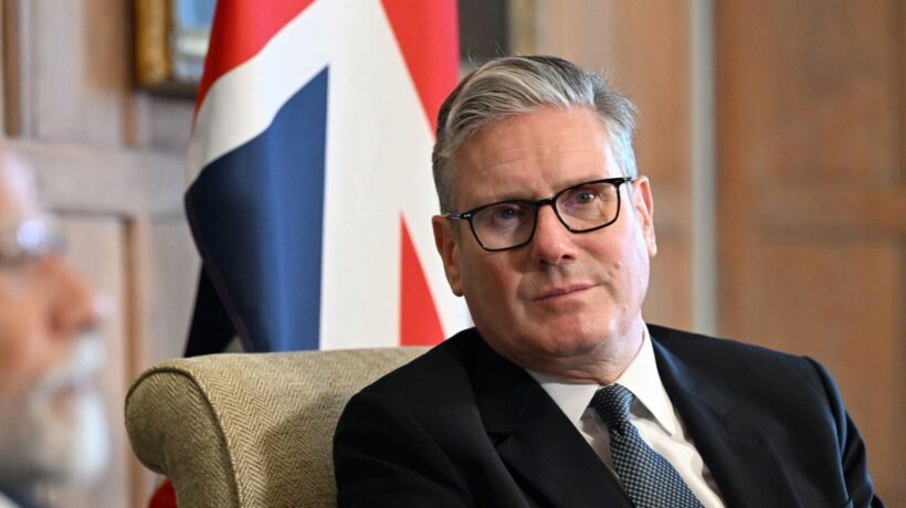 Starmer pago: primi migranti in cella