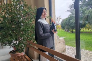 Da monaca di clausura a star social: ombre sulla nuova vita di suor Aline