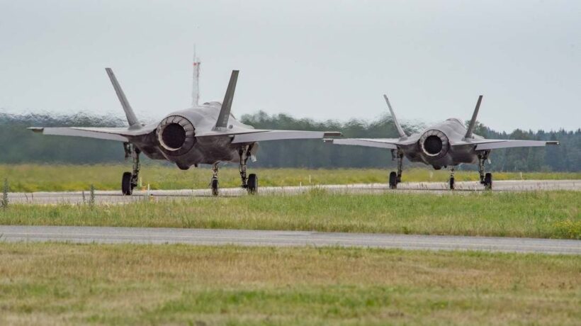 Due F-35 pronti al decollo dalla base di Amari (Aeronautica Militare)