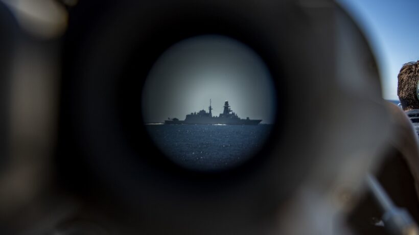 La sagoma della «Alpino» inquadrata dalla nave americana «USS Bainbridge» (Us Navy)