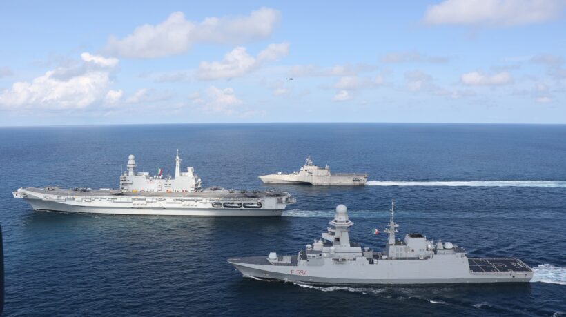 La fregata «Alpino» con la nave americana «USS Mobile» nel mare della Cina (US Navy)