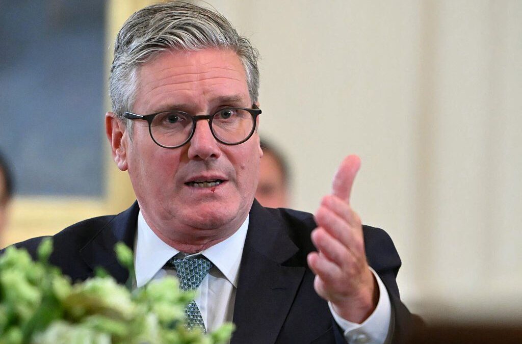 Starmer fa l’identitario (ma solo a parole)