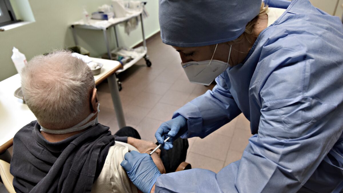 Il boomerang dei diktat pandemici: gli anziani si vaccinano meno