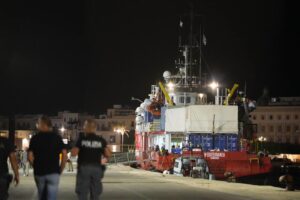 Arriva la stangata per Mediterranea: 10.000 euro di multa e due mesi di fermo