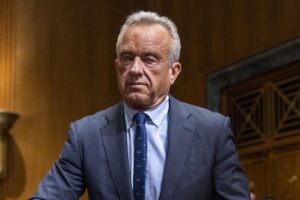 Kennedy annienta i sierofanatici. Vance gli fa eco, Big Pharma al palo