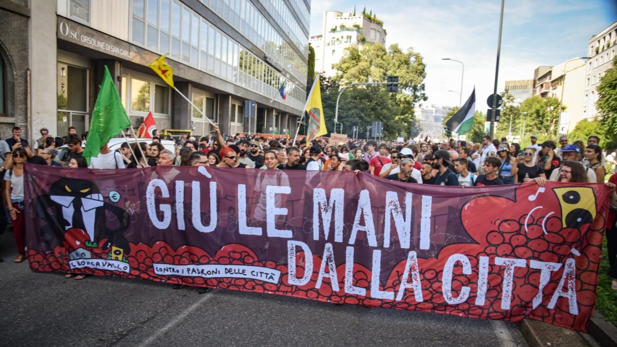 Cortocircuito Milano. Centri sociali (e Pd) in piazza contro Sala: «È un palazzinaro»
