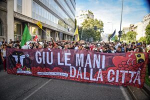 Cortocircuito Milano. Centri sociali (e Pd) in piazza contro Sala: «È un palazzinaro»