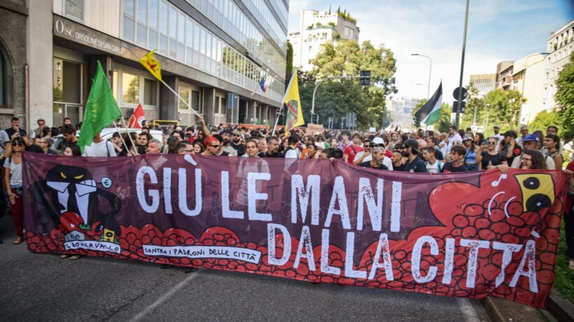 Cortocircuito Milano. Centri sociali (e Pd) in piazza contro Sala: «È un palazzinaro»
