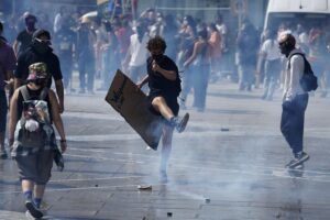 Esplode la rabbia contro Macron. E l’estrema sinistra gli fa un favore