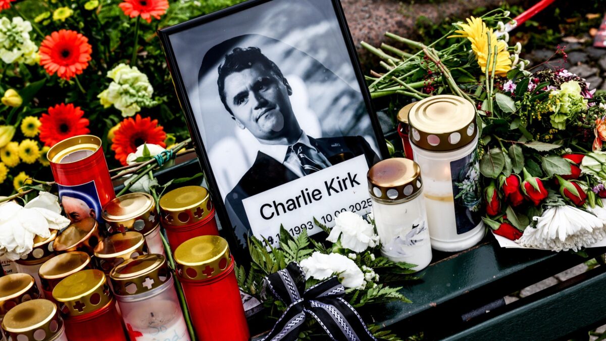 Deridevano i complottisti ma su Kirk diffondono la bufala della «pista nera»