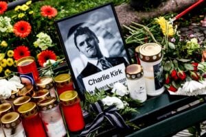 Deridevano i complottisti ma su Kirk diffondono la bufala della «pista nera»