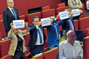 Così la sinistra combatte l’odio: «Vi abbiamo già appeso per i piedi»