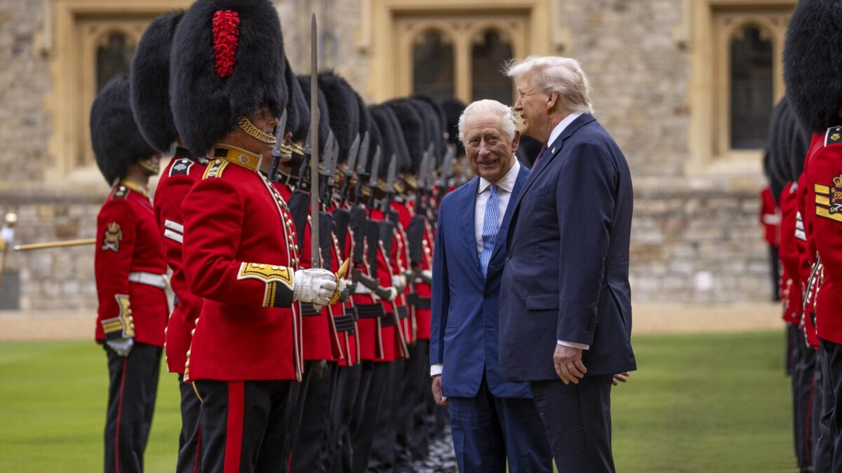 «Una cerimonia senza precedenti». Re Carlo celebra il presidente Trump